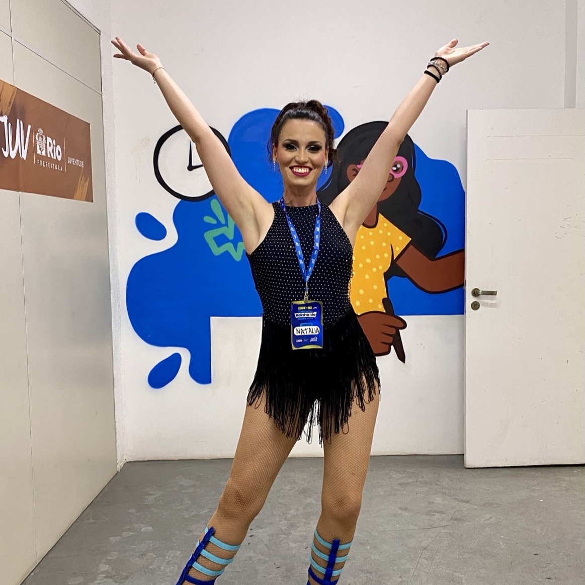 Naty Ferrer en backstage, retrato profesional con traje de samba azul