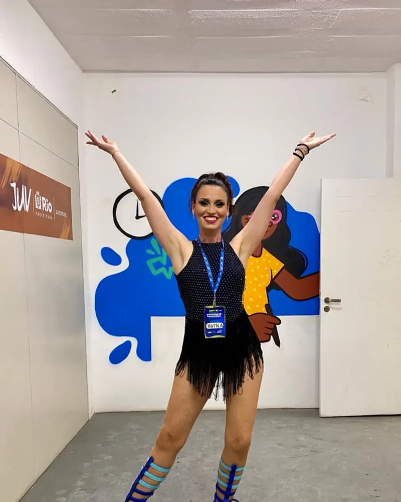 Naty con los brazos en alto antes de salir a desfilar
