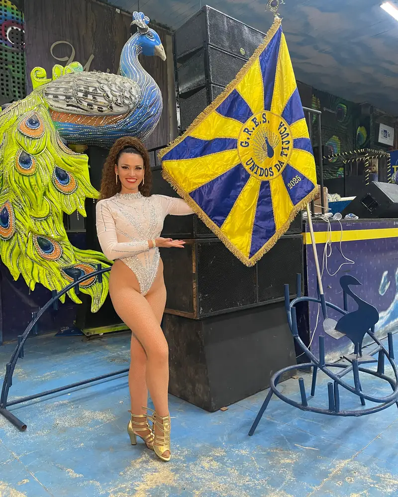 Natalia Ferrer junto a una bandera azul y amarilla en un carro alegórico de Carnaval
