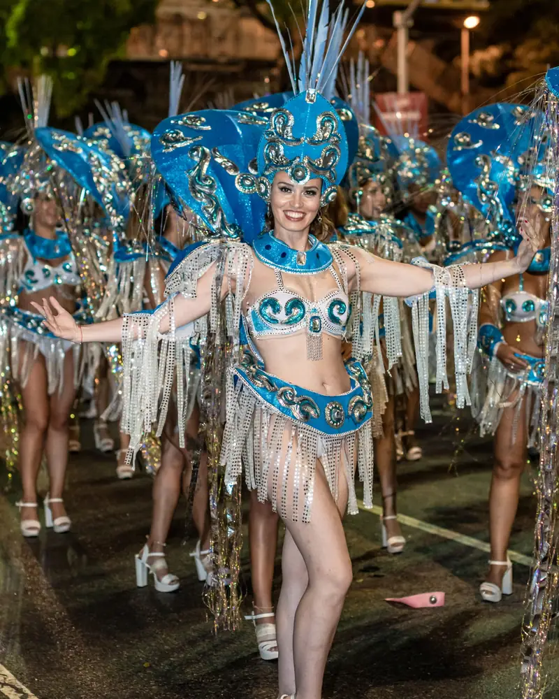 Natalia Ferrer desfilando con traje azul y plateado en el Carnaval de Río de Janeiro