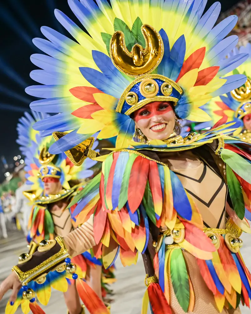 Natalia Ferrer con un gran tocado de plumas azules y amarillas en el Carnaval de Río de Janeiro