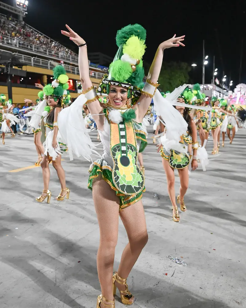 Natalia Ferrer con traje verde y blanco, con los brazos en alto, en el Carnaval de Río