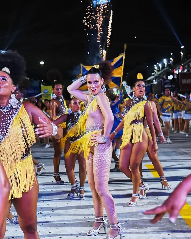 Bailarinas de samba con trajes amarillos en la avenida del Carnaval