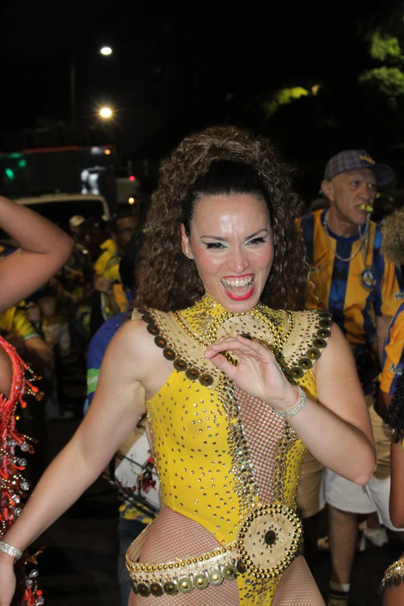 Naty con traje amarillo y dorado en la concentración, antes de entrar a la avenida
