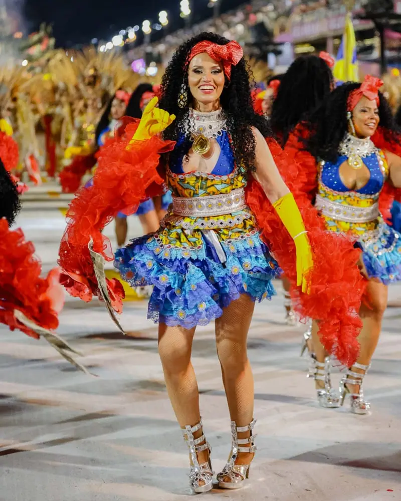 Naty caminando por la avenida del Sambódromo