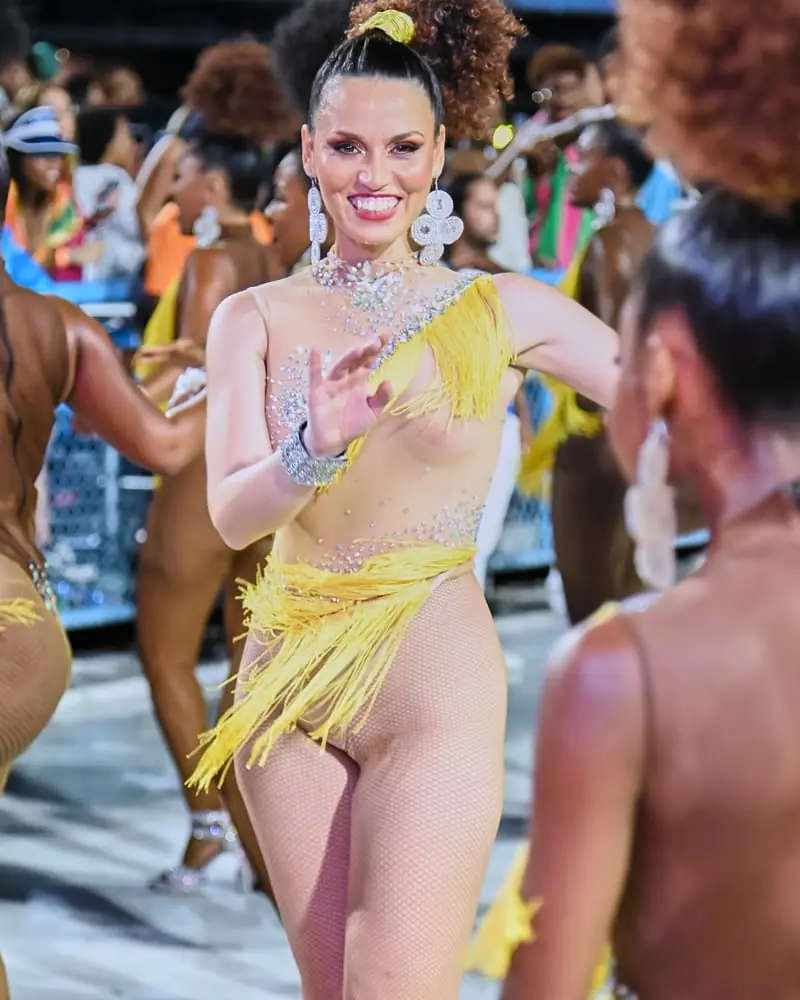 Naty con traje amarillo de flecos en el desfile