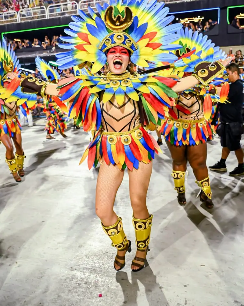 Naty desfilando con tocado de plumas de colores en el Sambódromo