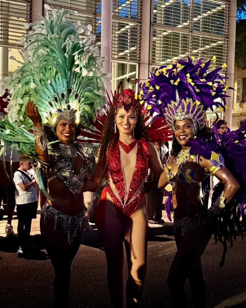 Naty con traje rojo junto a otras bailarinas de noche