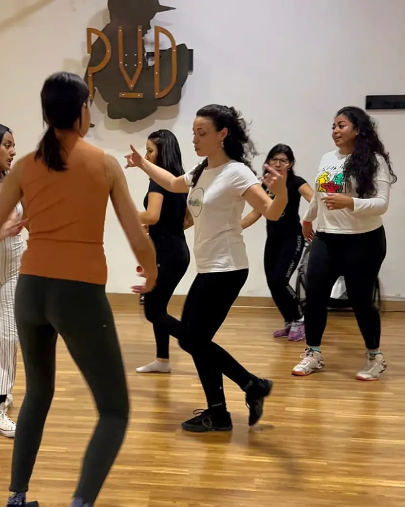 Un grupo de mujeres bailando samba en una sala de baile