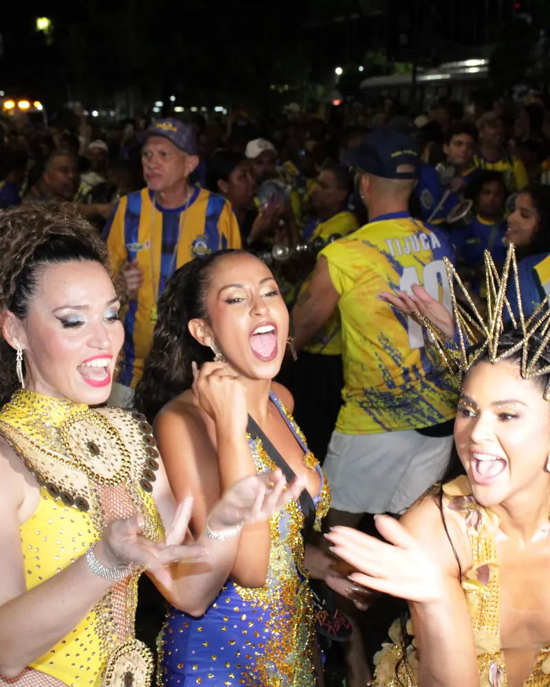 Naty riendo junto a otras bailarinas de samba durante el Carnaval