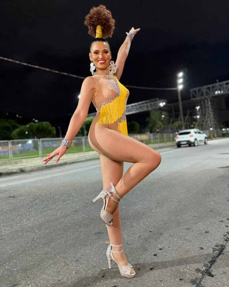 Natalia Ferrer bailando samba con body amarillo en una calle de noche