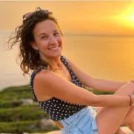 Manue sonriendo al atardecer junto al mar