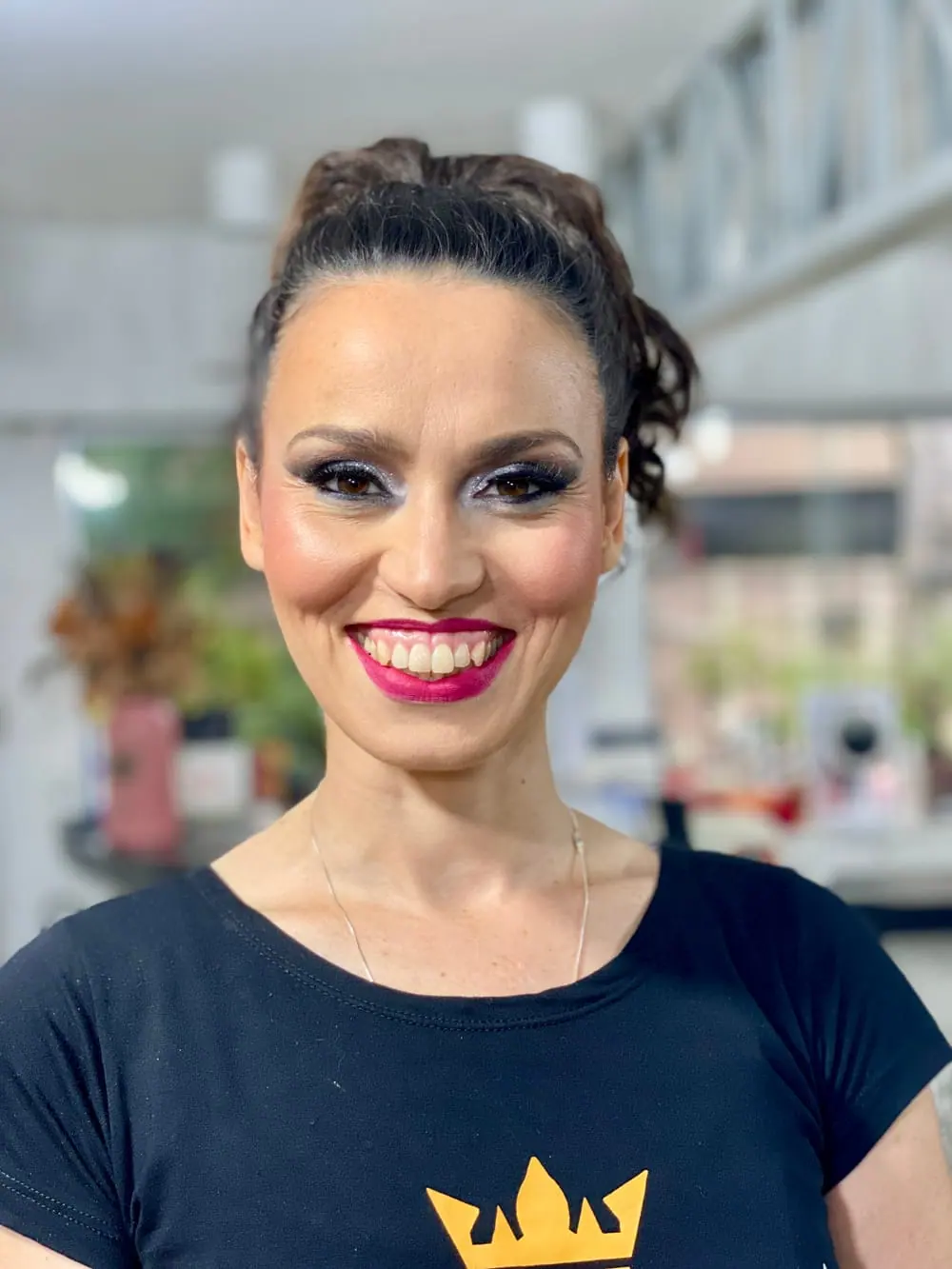 Retrato de Naty Ferrer sonriendo, con el pelo recogido y maquillaje de escenario